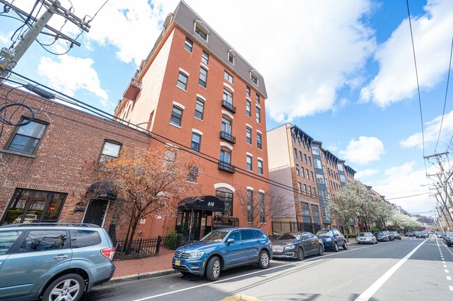 Building Photo - 818 Jefferson St