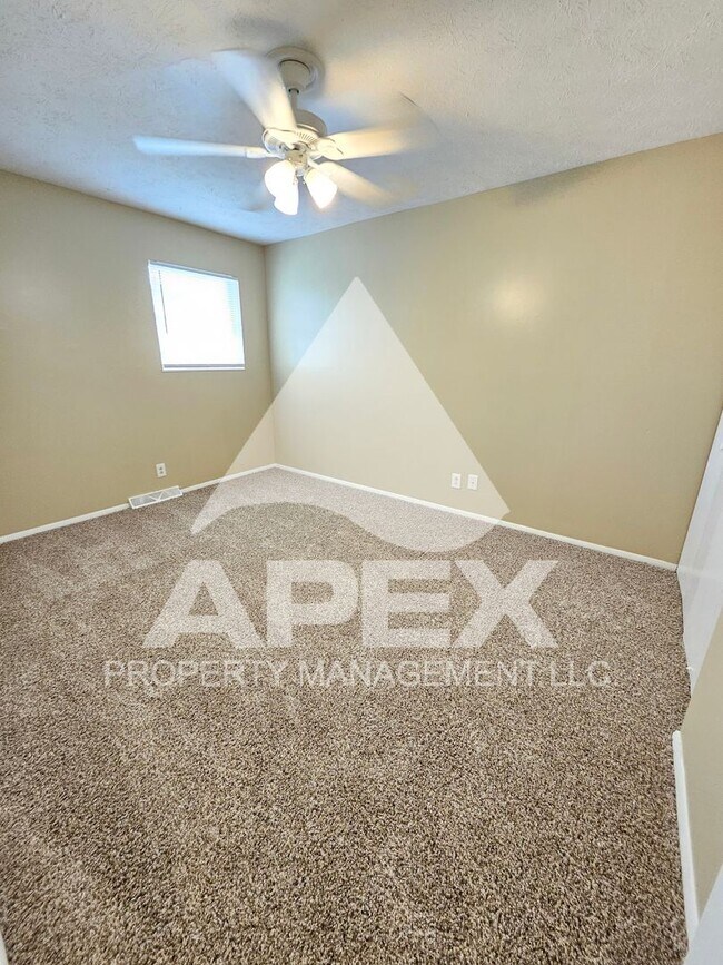 Building Photo - Nice 3Bd 1.5 Townhouse in WEST KNOX off Cedarbluff! END UNIT!