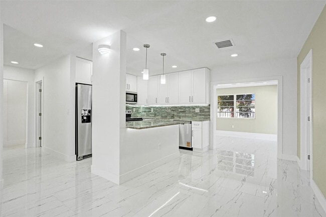 Building Photo - 1437 SW 1st Ave