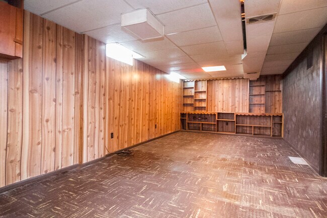 Building Photo - 320 Somerset St