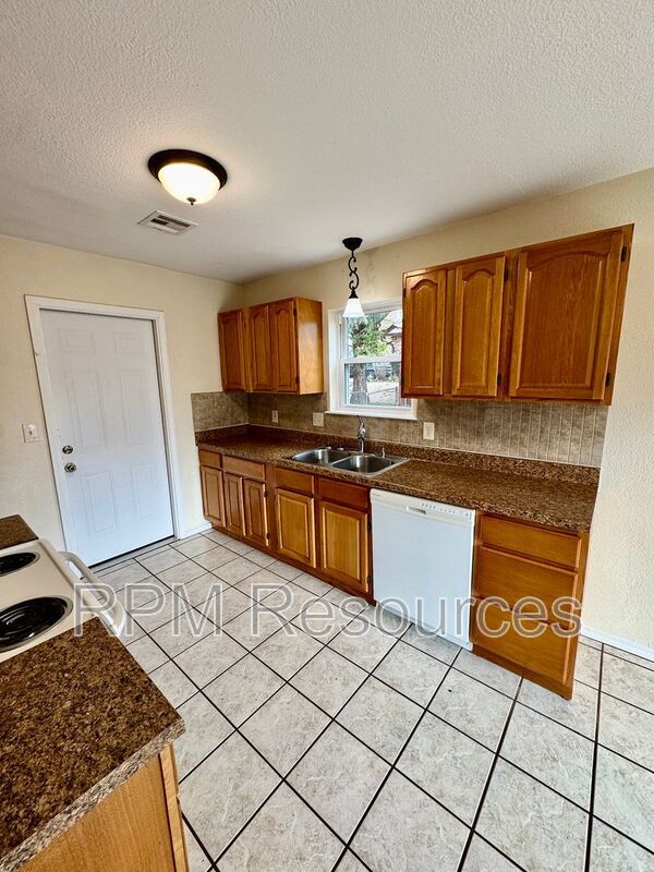 Building Photo - 440 E Carson Ln