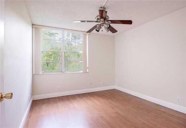 Building Photo - 9410 Live Oak Pl