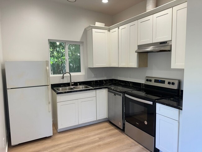 Building Photo - Beautiful, newly remodeled 2 bedroom 1 bat...