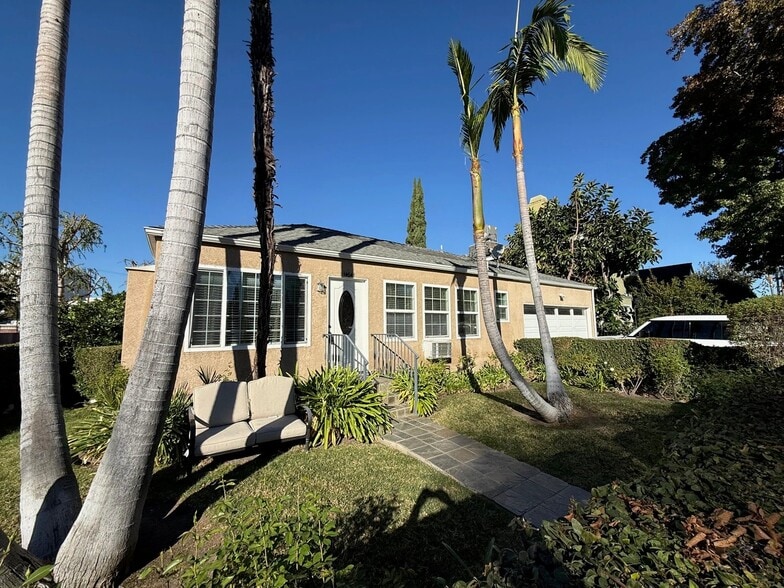 Building Photo - 14641 Moorpark St