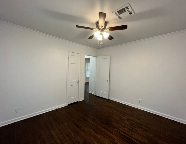Building Photo - Adorable 2 bedroom 1 bathroom home with a garage!