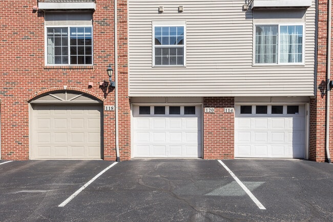 Building Photo - 120 W Oakbrook Dr