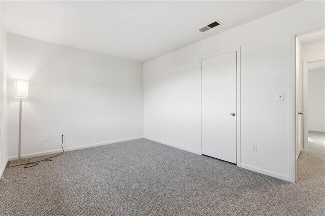 Building Photo - 6520 Roswell Rd NE