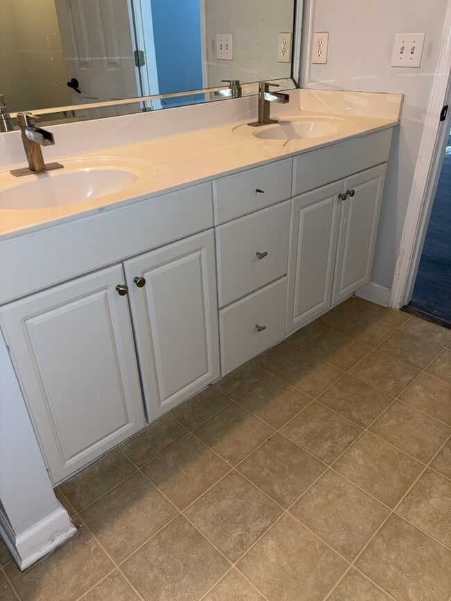 Building Photo - 3 Bedroom 2 Bathroom