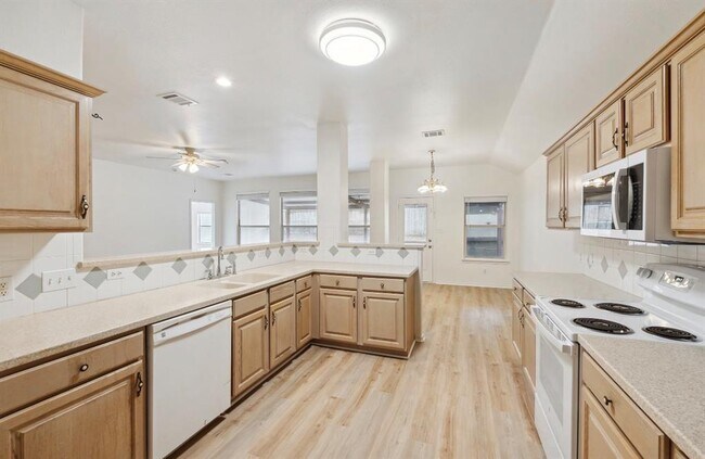 Building Photo - 1611 Sunnycrest Cir