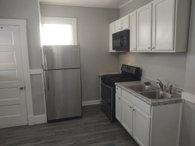 Building Photo - SW 201/203  E Locust