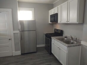 Building Photo - SW 201/203  E Locust