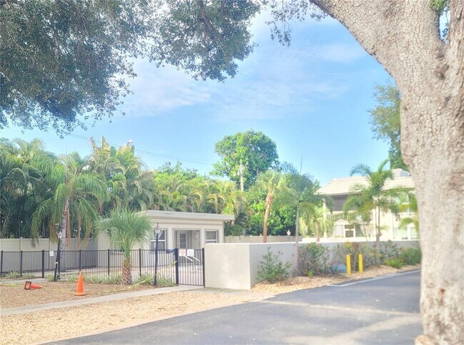 Building Photo - 3360 S Osprey Ave