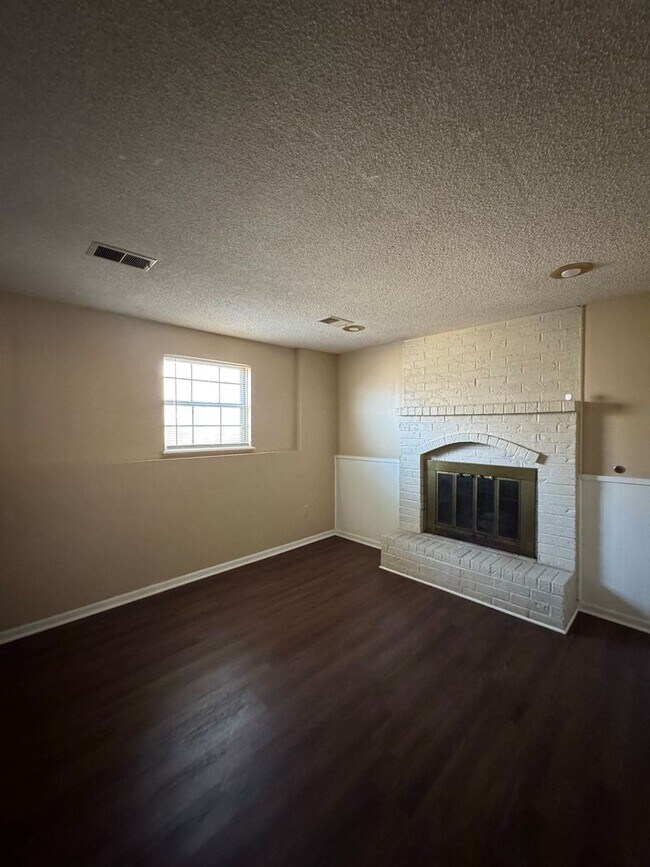 Building Photo - Comfort & Convenience in Shawnee – 3BR Duplex Coming Soon!