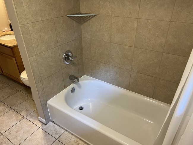 main bath - 4720 Baylor Ct