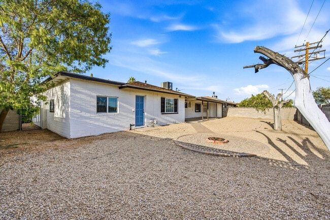 Building Photo - 2421 W Anderson Ave