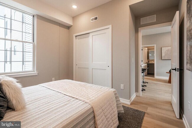 Building Photo - 713 S Mildred St