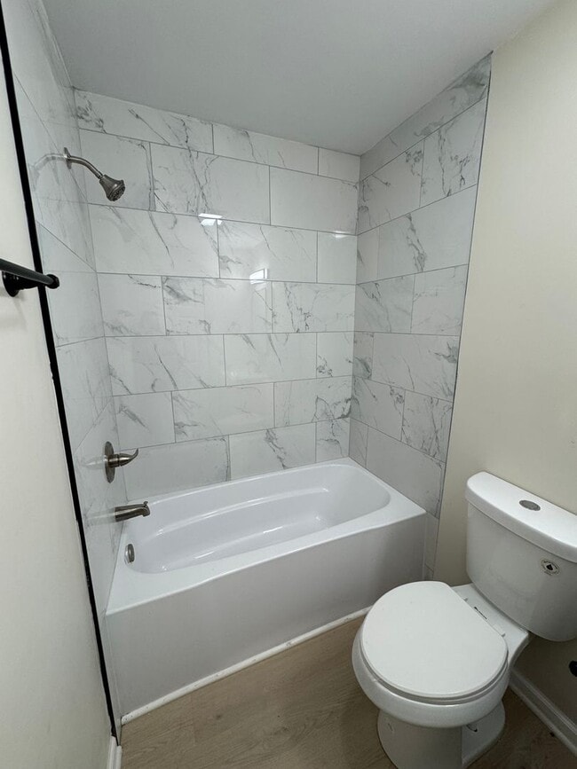 Building Photo - 4 bedroom with bonus room, 3 full bathrooms in Davenport