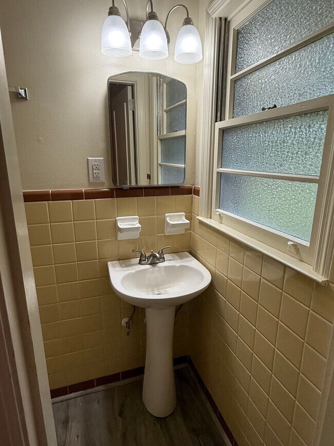 Building Photo - Spacious 3 Bedroom House