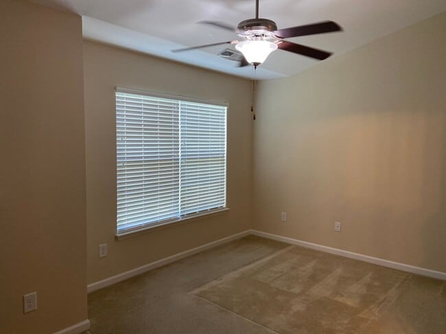 Building Photo - ~ Beautiful townhome in Mackintosh on the Lake ~