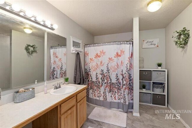 Building Photo - 3bed, 2.5bath, 2031sq.ft. home in South Nampa