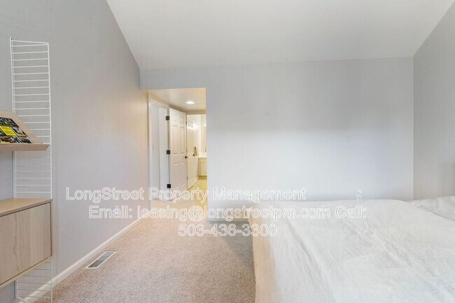 Building Photo - 10247 NW Village Heights Dr
