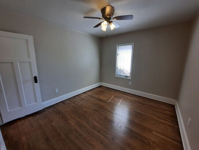 Building Photo - 2 Bedroom, 1 Bathroom home with large garage