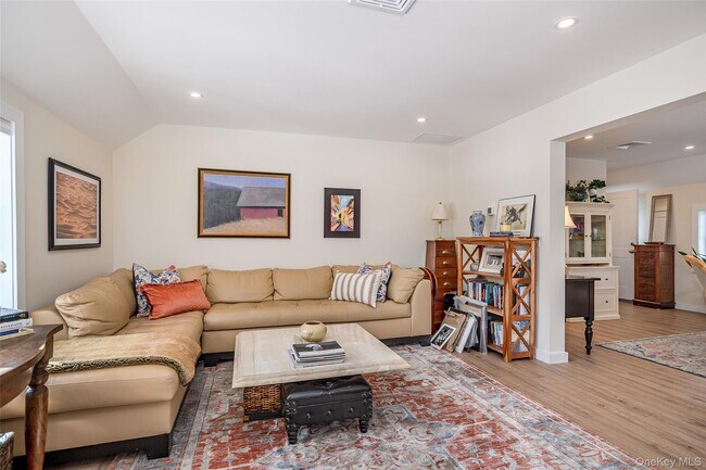 Building Photo - 5 Spring St