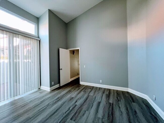 Building Photo - Breathtaking 3 Bed / 2.5 Bath Single Story...