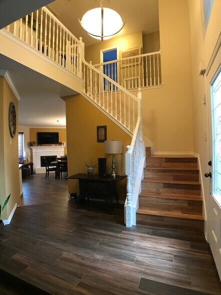 Building Photo - 1761 Meyerwood Ln S