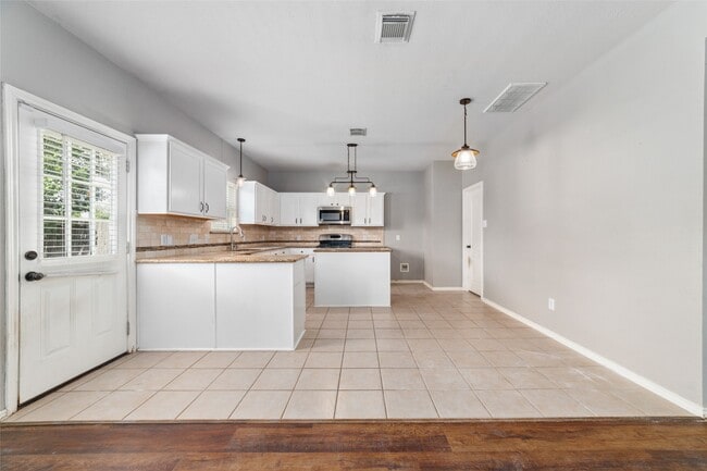 Building Photo - 9823 Lynette Falls Dr
