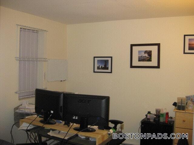 Building Photo - 833 Beacon St