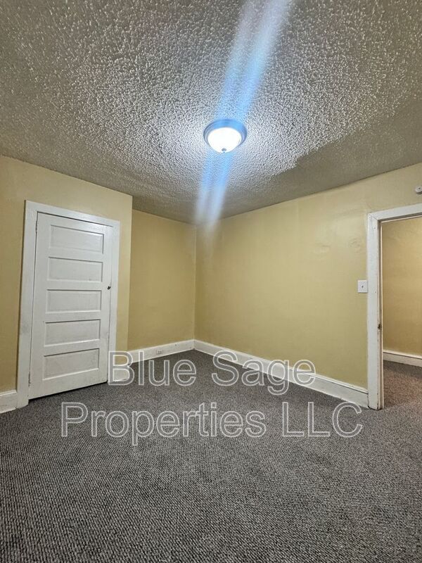 Building Photo - 906 Coates St