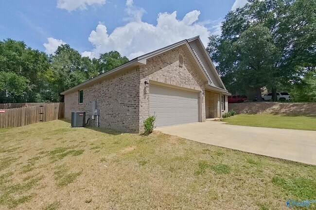 Building Photo - 112 Live Oak Dr