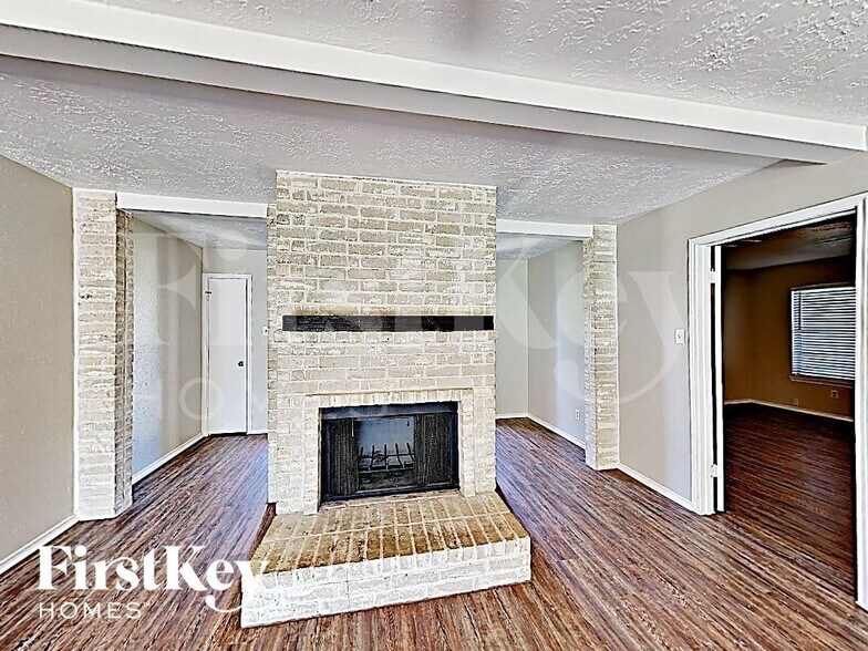 Building Photo - 6803 Stiller Dr