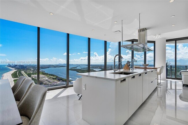 Building Photo - 15701 Collins Ave