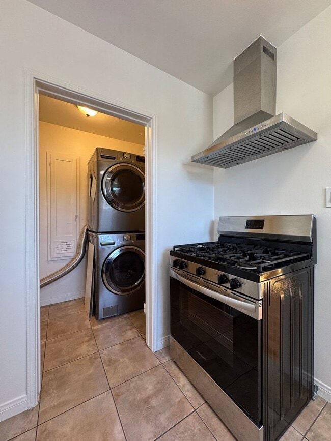 Building Photo - Modern 2-Bedroom Apartment in Prime West LA Location