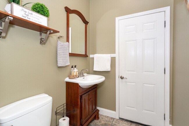 Building Photo - 3 Bedroom House in Addis with Pool, Gazebo...