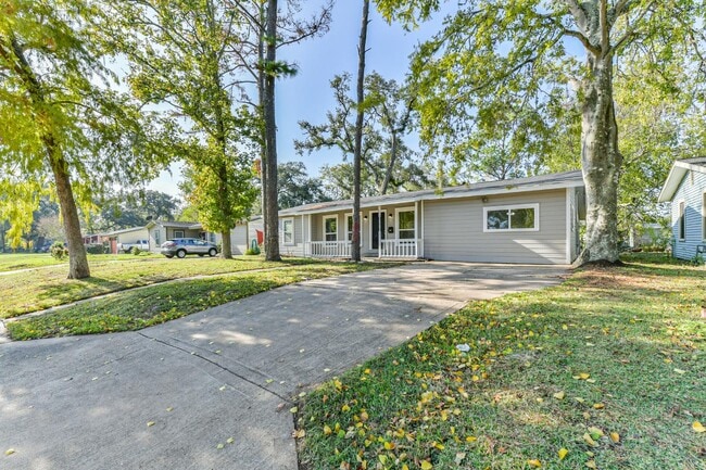 Building Photo - 706 Azalea St