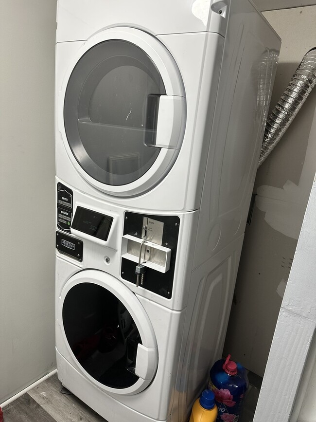 Building Photo - 5530 N Mango Ave