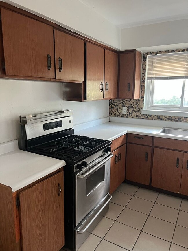 Building Photo - 3 Bedroom 1.5 Bath - $1200