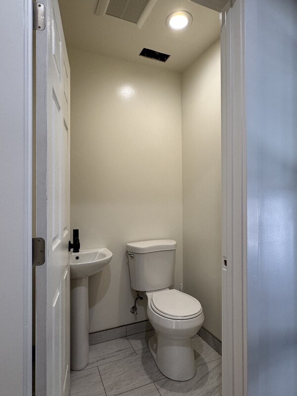 Building Photo - 10546 Silver Way