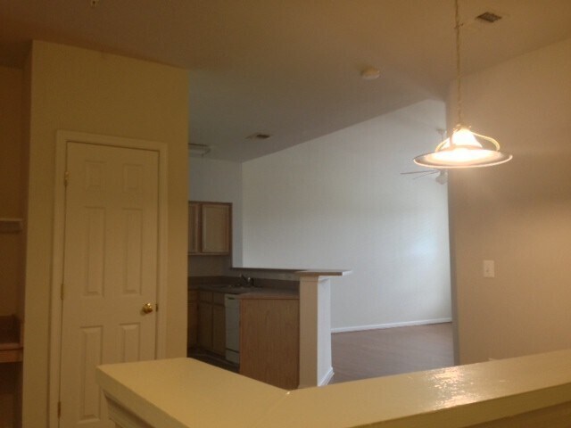 Building Photo - 830 Beverley Dr