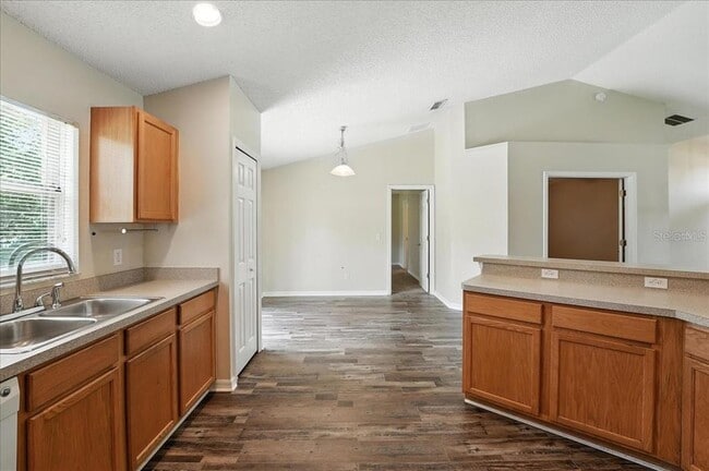 Building Photo - 961 Hanford Dr
