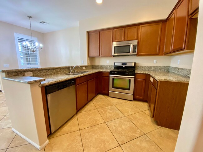 Building Photo - Spacious 3 bed 2.5 bath Townhouse