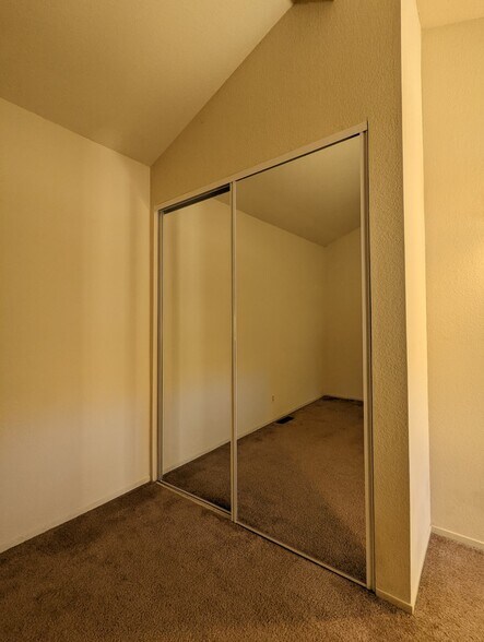 Building Photo - 1704 Woodlake Dr