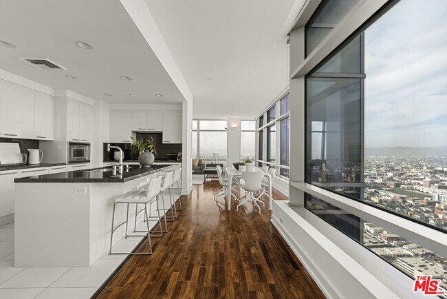 Building Photo - 900 W Olympic Blvd