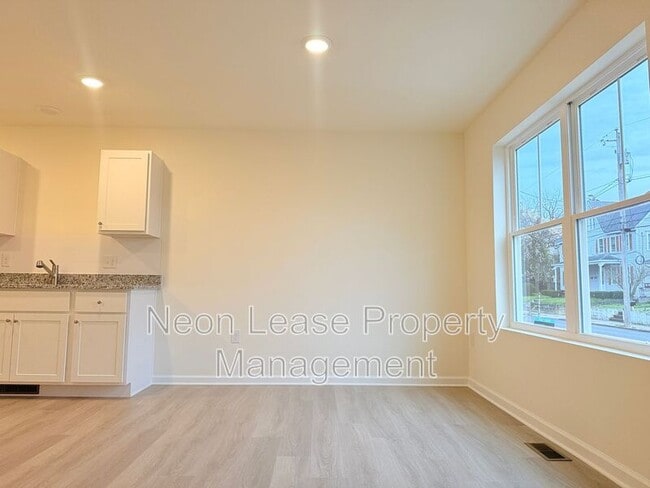 Building Photo - 400 N Walnut St