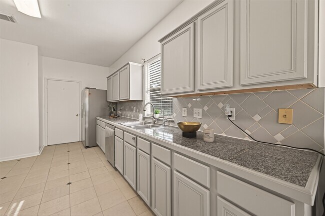 Building Photo - 16315 April Ridge Dr