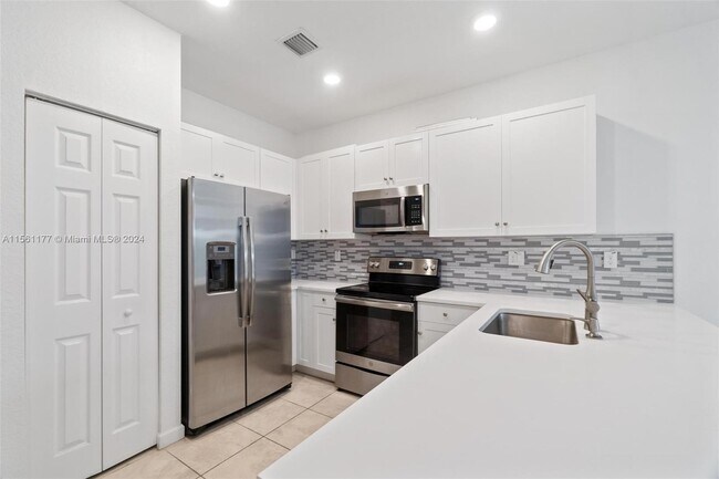 Building Photo - 177 SE 33rd Pl