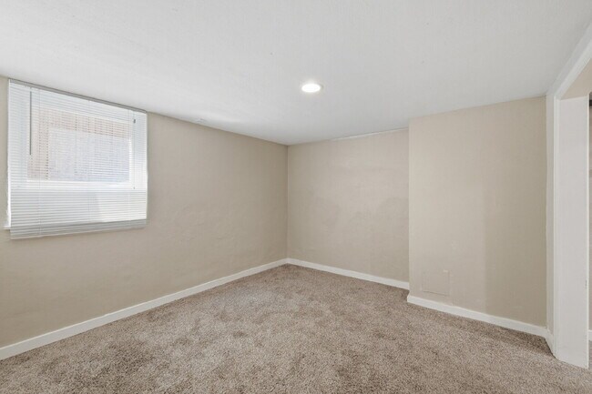 Building Photo - $2,895.95, 3-bed, 2-bath duplex in Denver with a washer and dryer and $300 off the first month's ...